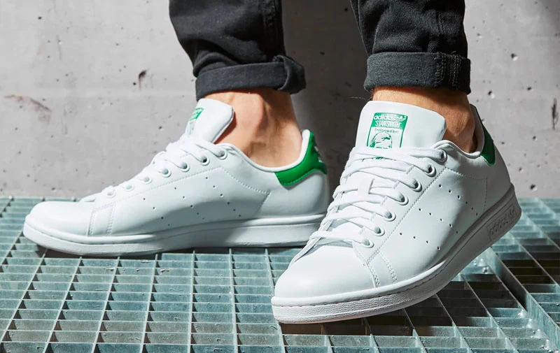 Idealny balans między przeszłością a współczesnością prezentują także adidas Stan Smith męskie