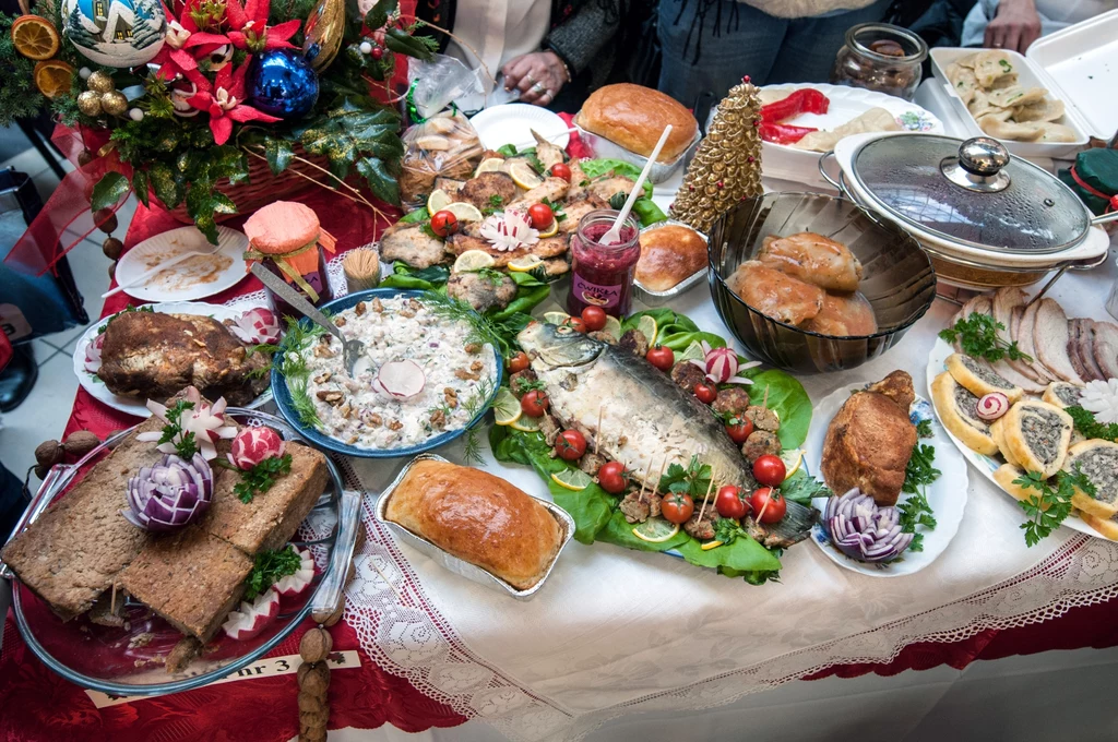 Aż 39 proc. Polek i Polaków przyznaje, że wyrzuca świąteczne jedzenie do śmieci. Najczęściej wyrzucane są m.in. sałatka jarzynowa i pieczywo