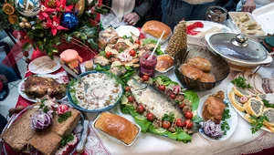 Prawie 40 proc. Polaków wyrzuca świąteczne jedzenie do śmieci