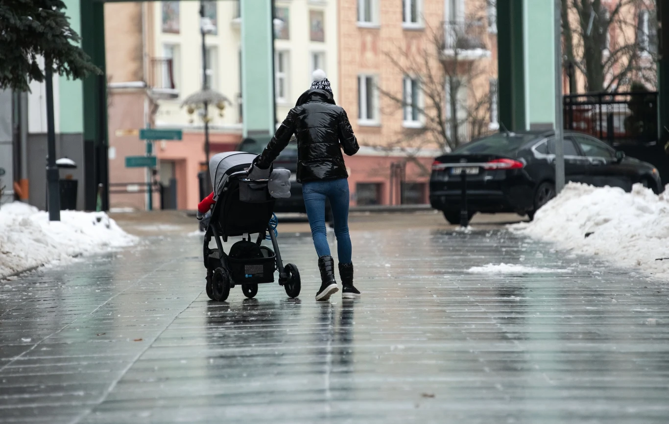 W wigilię oblodzone drogi w północno wschodniej Polsce W wigilię oblodzone drogi w północno wschodniej Polsce