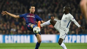 Barcelona szuka następcy dla Sergio Busquetsa. Idealnym byłby N'Golo Kante, ale do gry włączył się bogaty konkurent
