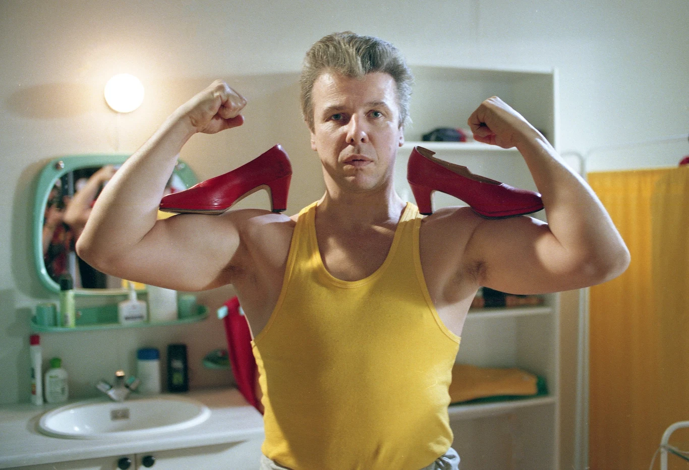 Na przestrzeni lat Emilian Kamiński zagrał także w "Przeklętej Ameryce", "Bożych skrawkach", "Karierze Nikosia Dyzmy", czy serialu "Fitness Club" (na zdjęciu). 