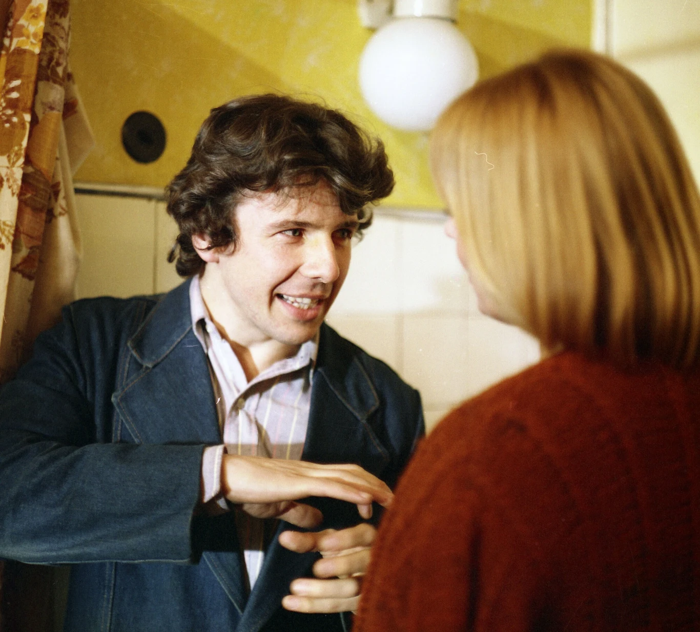 Widzowie mogą także pamiętać występ aktora w filmie "Tango ptaka" (1980). 