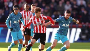 Pierre-Emile Hoejbjerg (z prawej) dał Tottenhamowi cenny punkt