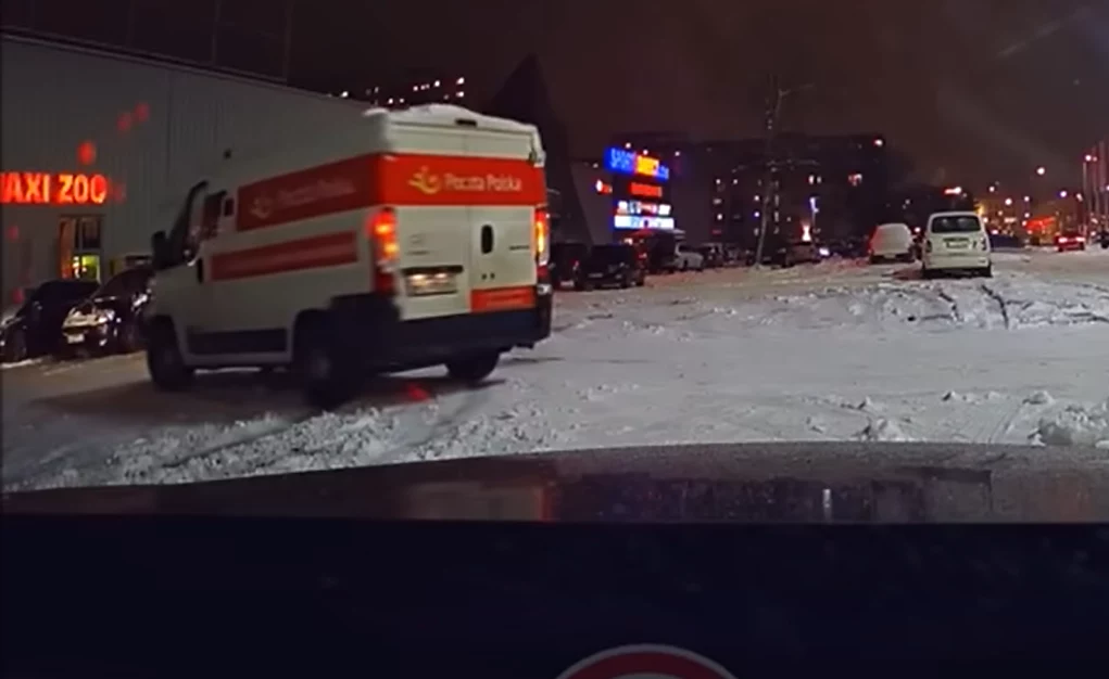 Na parkingu pod jednym z centrów handlowych driftował... kurier Poczty Polskiej.