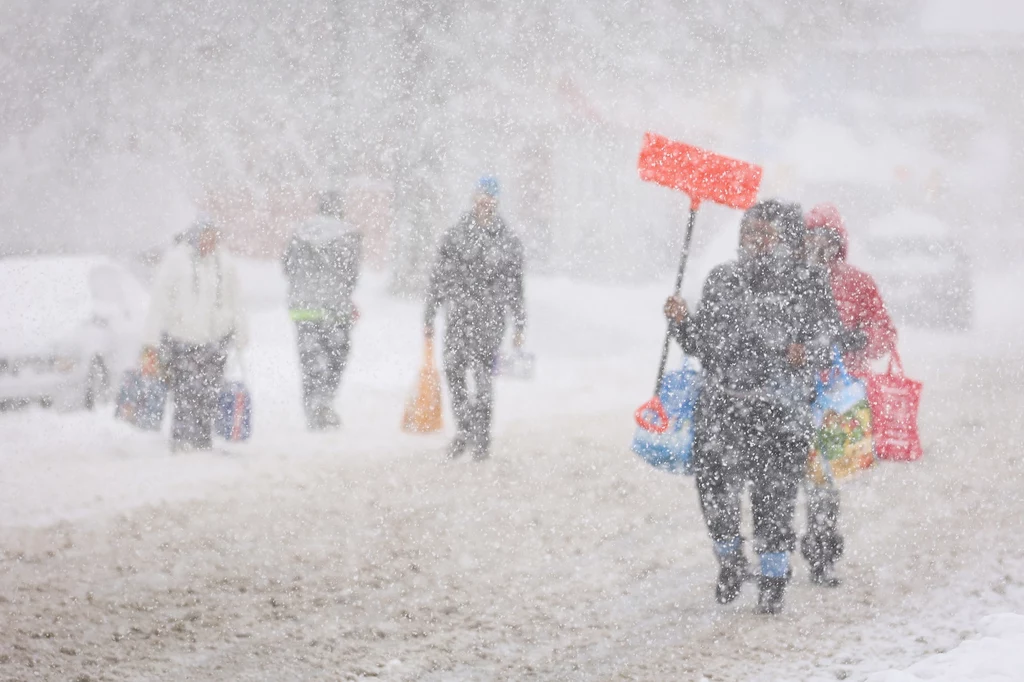 Trwający w USA atak zimy to efekt bombogenezy. To zjawisko meteorologiczne polegające na gwałtownym spadku ciśnienia o 24 hPa w ciągu doby. Jej efektem są silne wiatry, napędzające śnieżyce