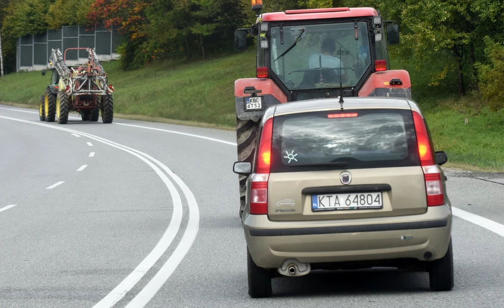 Czy można wyprzedzić traktor na podwójnej ciągłej linii?