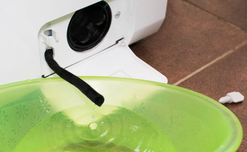 Regularne czyszczenie filtra z pralki sprawi, że urządzenie będzie działać poprawnie