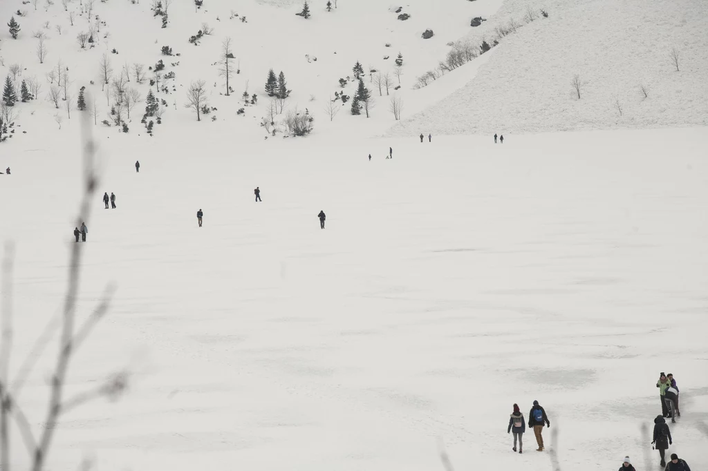 Turyści poruszali się po tafli lodu na Morskim Oku