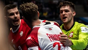 Szymon Sićko (z lewej) najbliższe mecze reprezentacji będzie obserwować z boku. Trener Rombel woli nie ryzykować po urazie głowy gracza