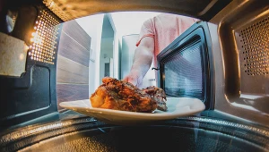 Istnieje wiele potraw, które z powodzeniem można podgrzewać w mikrofalówce bez utraty ich charakterystycznego smaku czy konsystencji