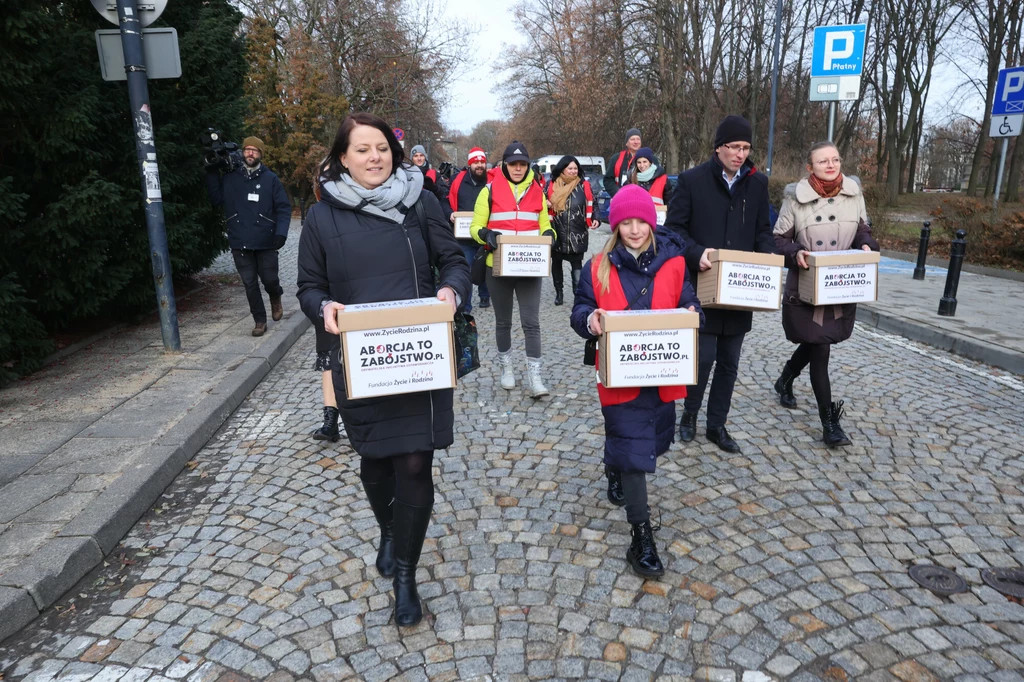 Kaja Godek wraz z innymi inicjatorami w drodze do Sejmu z popisami pod inicjatywą "Aborcja to zabójstwo", 28 grudnia 2022 roku