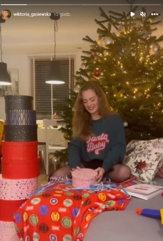 Wiktoria Gąsiewska pokazała, jak otwiera prezent od ukochanego.