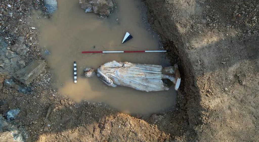 Zdjęcie z góry odkrytej statuy