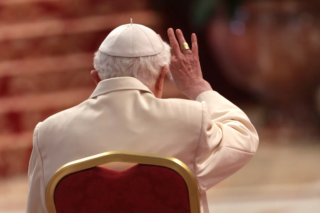 Czy Benedykta XVI spocznie w grobie z papieskimi honorami? 