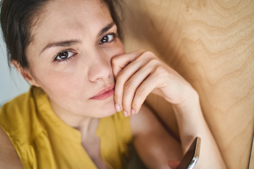 Introwertycy wciąż postrzegani są przez pryzmat stereotypów. Jakie cechy faktycznie ich wyróżniają?