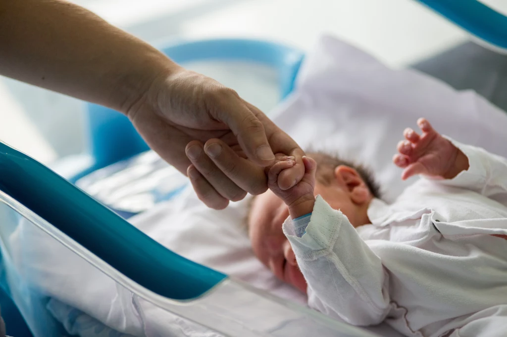 Młode mamy, których poród przypada na sylwestrową noc, często pragną, aby dziecko przyszło na świat tuż po północy