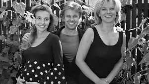 Emilian Kamiński z żoną Justyną Sieńczyłło (L) i siostrą Dorota Kamińską (P)