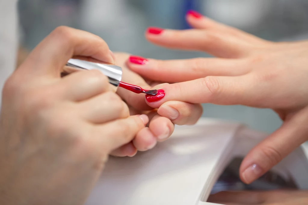 Tradycyjne lakiery do paznokci jak i te trwałe, mogą fatalnie wpływać na nasze zdrowie