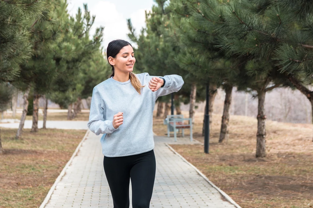 Inteligentna opaska to hit wśród miłośników joggingu i nie tylko 