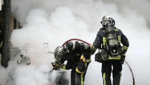 Strażacy podczas gaszenia pożaru samochodu elektrycznego we Francji. Zdjęcie ilustracyjne