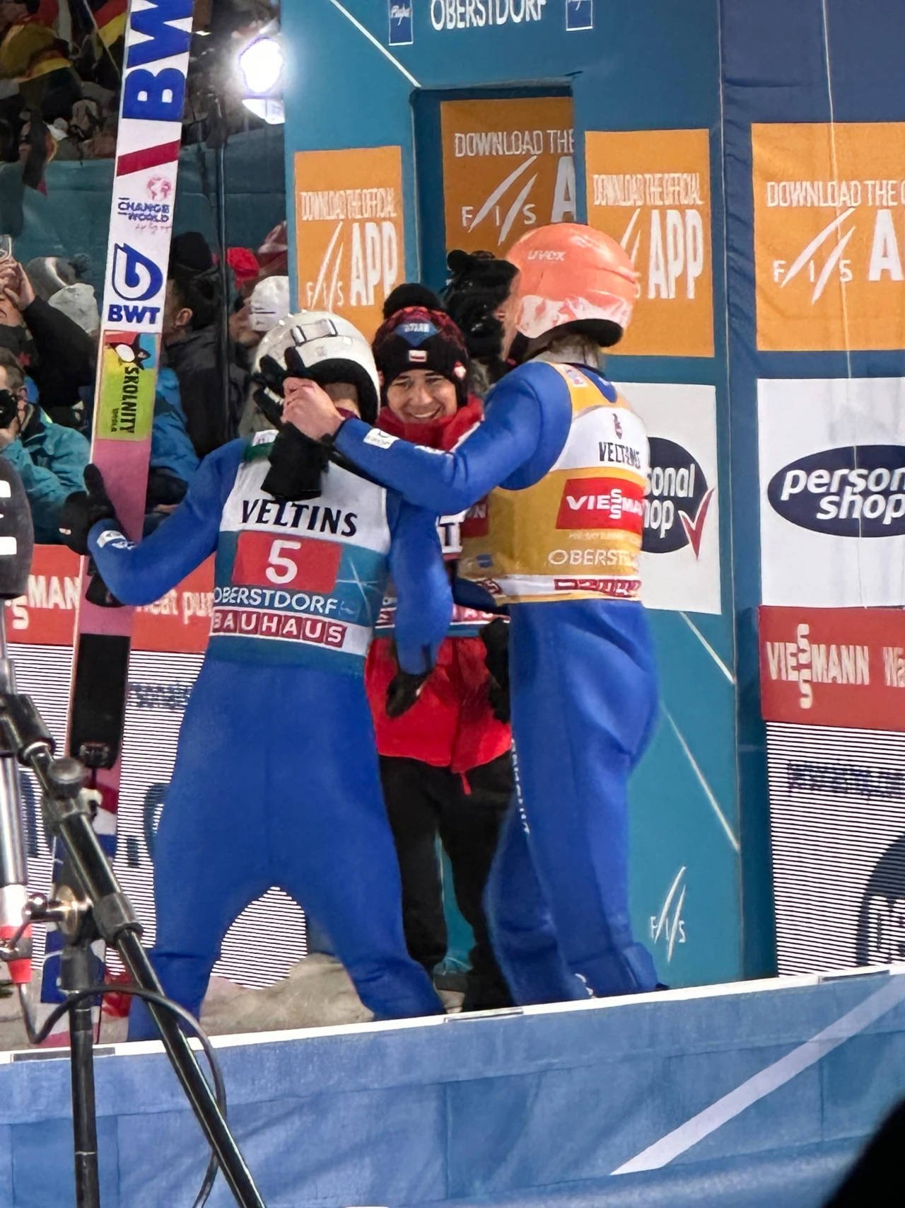 Radość Piotra Żyły, Dawida Kubackiego, i Kamila Stocha. Turniej Czterech Skoczni, Oberstdorf Radość Piotra Żyły, Dawida Kubackiego, i Kamila Stocha. Turniej Czterech Skoczni, Oberstdorf