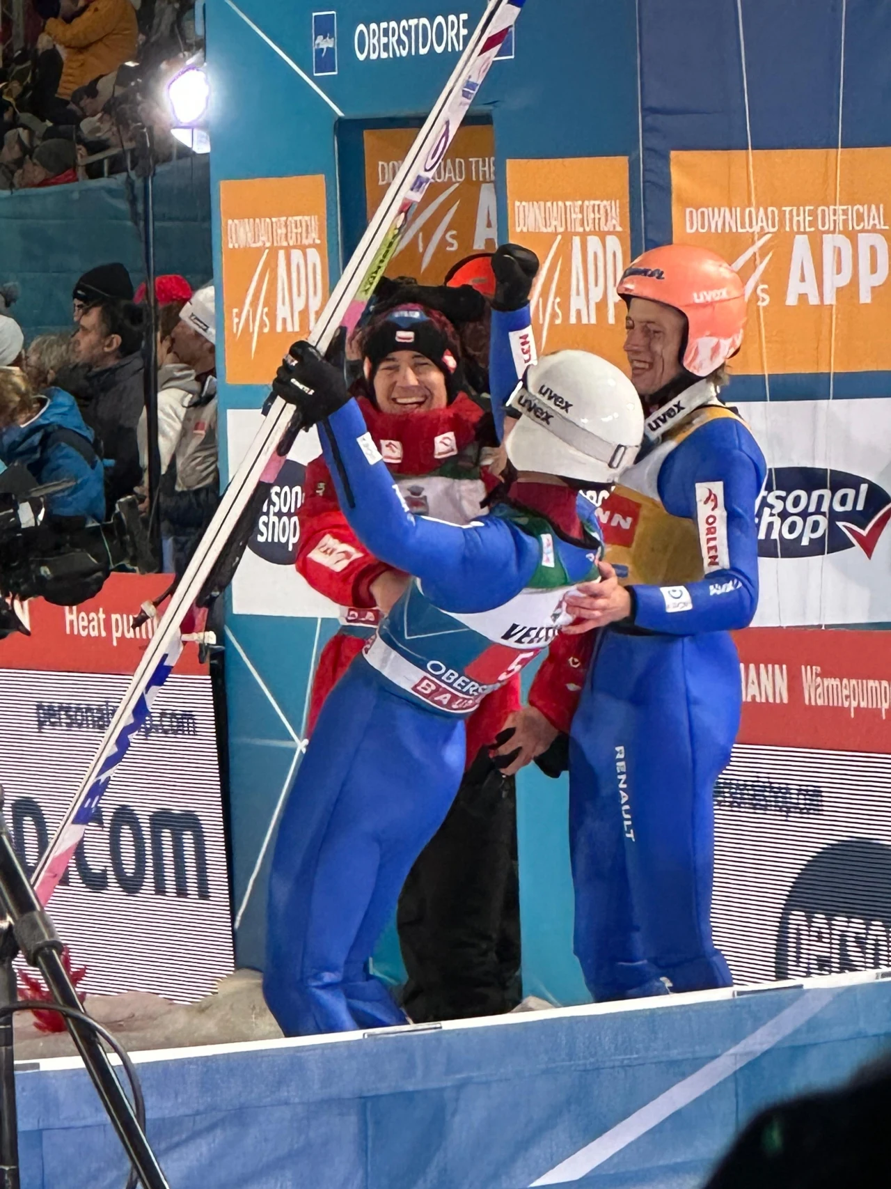 Radość Piotra Żyły, Dawida Kubackiego, i Kamila Stocha. Turniej Czterech Skoczni, Oberstdorf Radość Piotra Żyły, Dawida Kubackiego, i Kamila Stocha. Turniej Czterech Skoczni, Oberstdorf