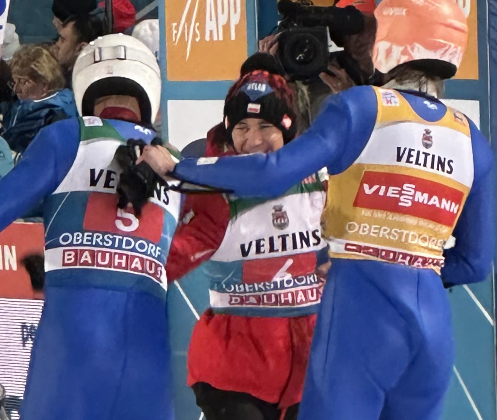 Radość Piotra Żyły, Dawida Kubackiego, i Kamila Stocha. Turniej Czterech Skoczni, Oberstdorf Radość Piotra Żyły, Dawida Kubackiego, i Kamila Stocha. Turniej Czterech Skoczni, Oberstdorf