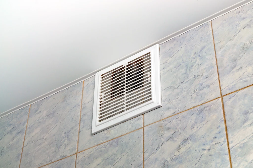 Regularne czyszczenie kratki wentylacyjnej pomoże utrzymać odpowiednią cyrkulację powietrza