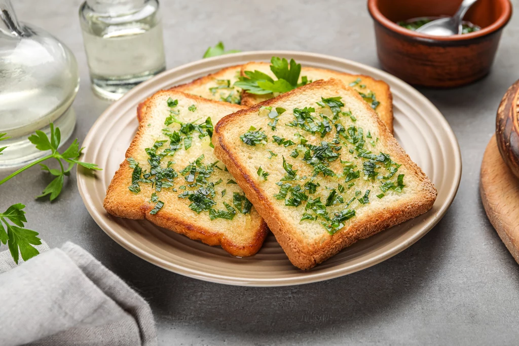 Grzanki z masłem czosnkowym posyp świeżymi ziołami - będą jeszcze lepsze