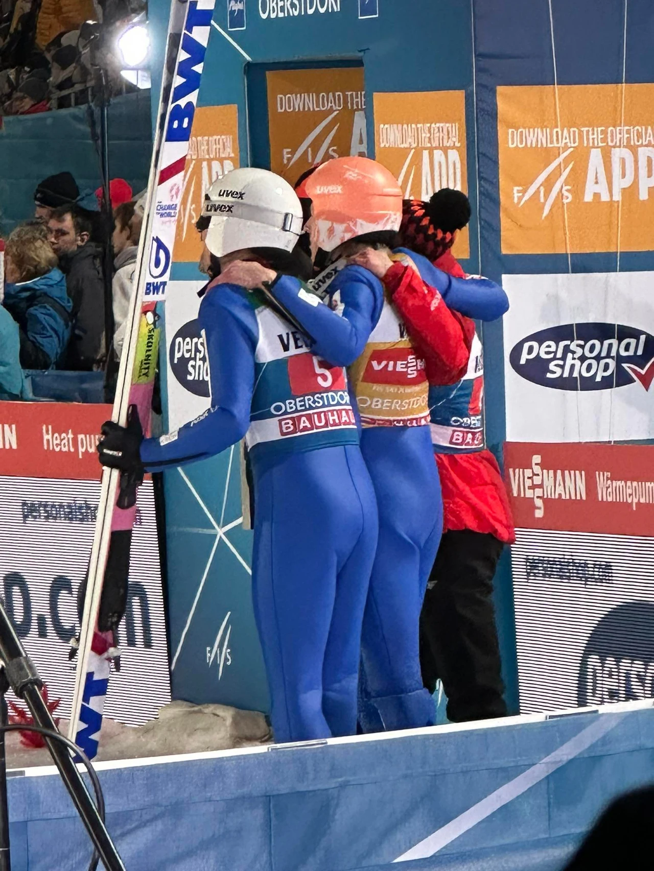 Piotr Żyła, Dawid Kubacki i Kamil Stoch w oczekiwaniu na wyniki Piotr Żyła, Dawid Kubacki i Kamil Stoch w oczekiwaniu na wyniki