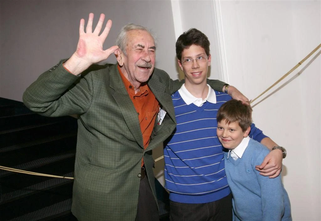 Jan Kobuszewski z wnukami Jan Kobuszewski z wnukami