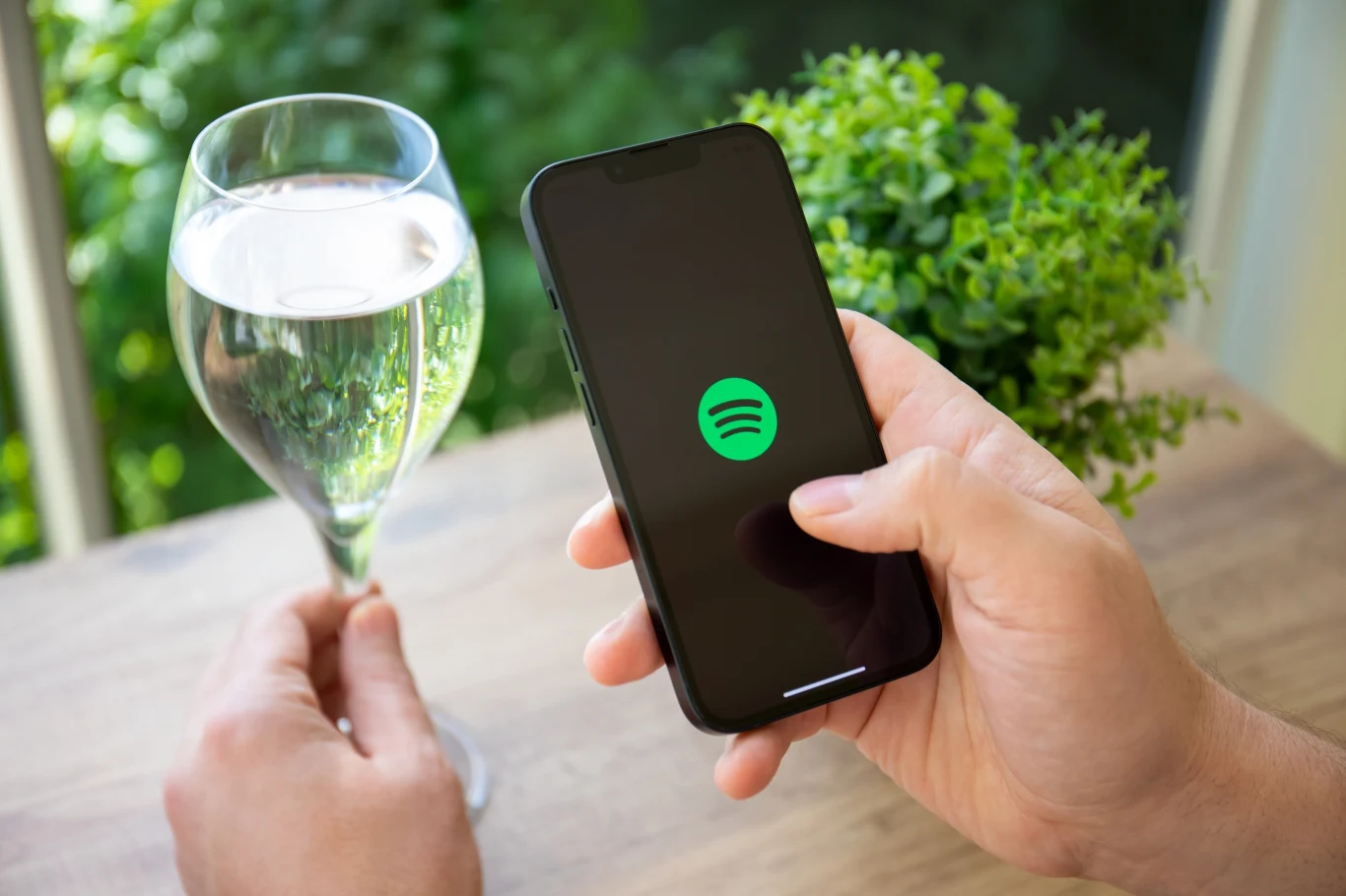 Nie wiesz, czego posłuchać podczas Sylwestra? Włącz playlisty Spotify Nie wiesz, czego posłuchać podczas Sylwestra? Włącz playlisty Spotify