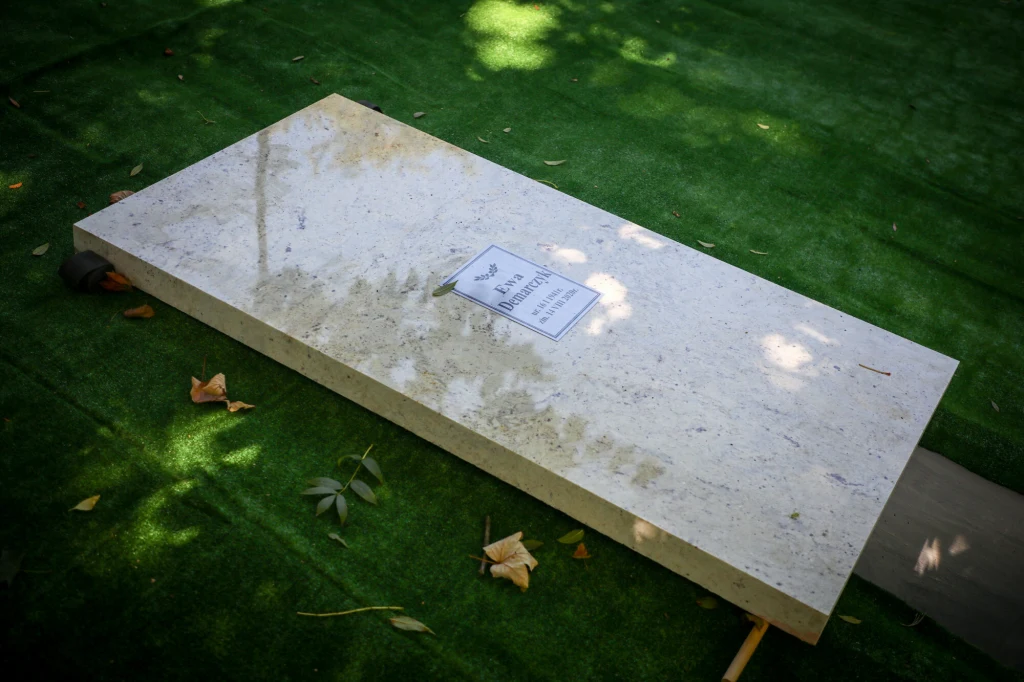 Cmentarz Rakowicki w Krakowie, nagrobek Ewy Demarczyk Cmentarz Rakowicki w Krakowie, nagrobek Ewy Demarczyk