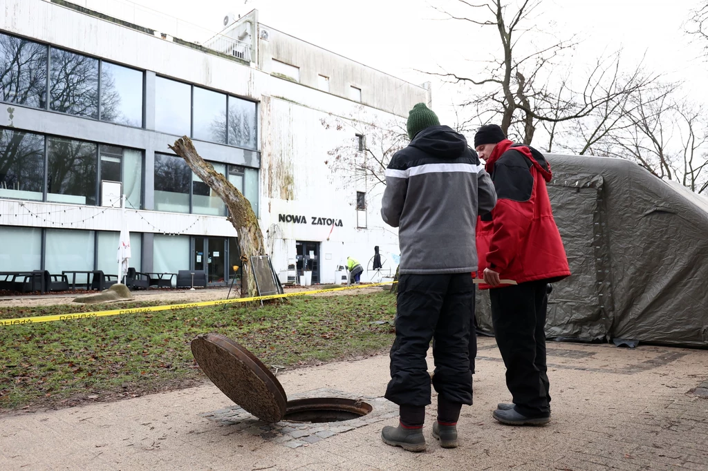 Policja przed sopockim lokalem dawnej Zatoki Sztuki - obecnie działającym jako Nowa Zatoka Policja przed sopockim lokalem dawnej Zatoki Sztuki - obecnie działającym jako Nowa Zatoka