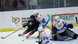 Finał Pucharu Polski w Oświęcimiu. Pożar pod bramką gospodarzy Michael Cichy i bramkarz Filip Płonka próbują powstrzymać Filipa Komorskiego z GKS-u Tychy