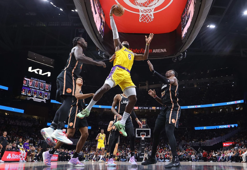 LeBron James w akcji podkoszowej LeBron James w akcji podkoszowej