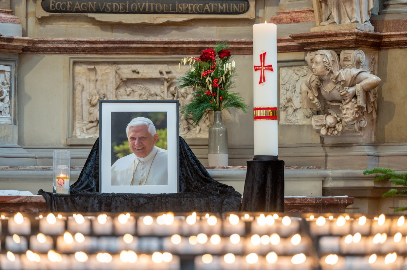 Wierni na całym świecie gromadzą się w kościołach, by modlić się za papieża Benedykta XVI Wierni na całym świecie gromadzą się w kościołach, by modlić się za papieża Benedykta XVI