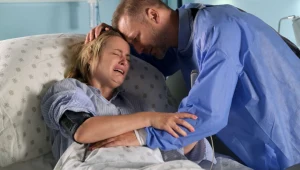 Julia (Marta Chodorowska) jest w depresji po stracie dziecka z Budzyńskim (Krystian Wieczorek)