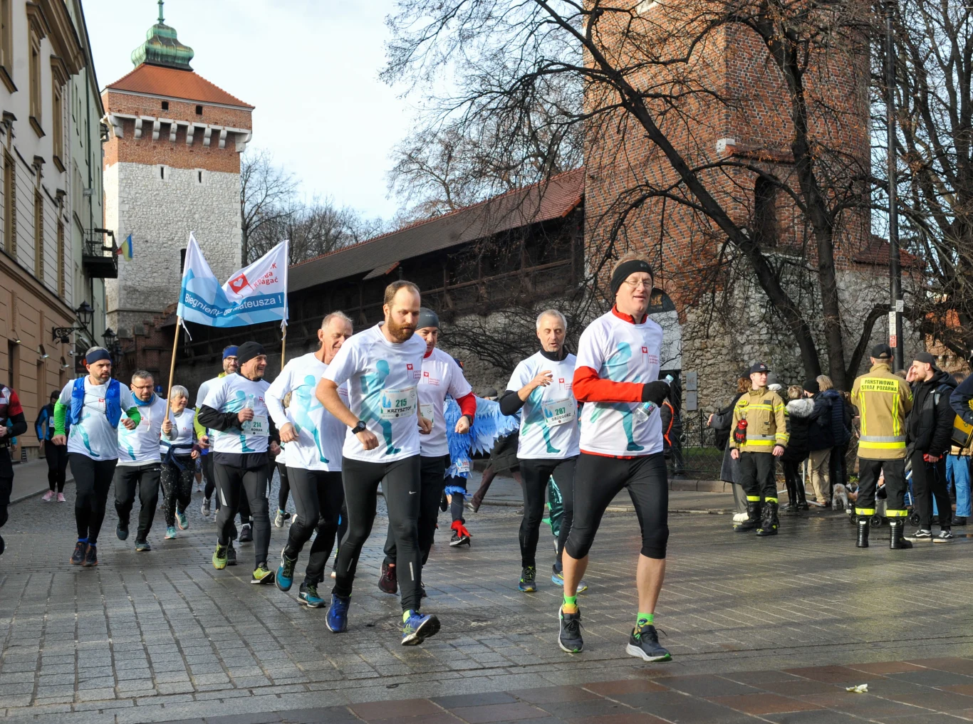 Krzyś Graczyk (z brodą) i jego przyjaciele pobiegli w Krakowskim Biegu Sylwestrowym 2022 dla Mateusza Korneckiego. Fot. Michał Klag Krzyś Graczyk (z brodą) i jego przyjaciele pobiegli w Krakowskim Biegu Sylwestrowym 2022 dla Mateusza Korneckiego. Fot. Michał Klag