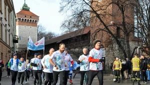 Krzyś Graczyk (z brodą) i jego przyjaciele pobiegli w Krakowskim Biegu Sylwestrowym 2022 dla Mateusza Korneckiego. Fot. Michał Klag