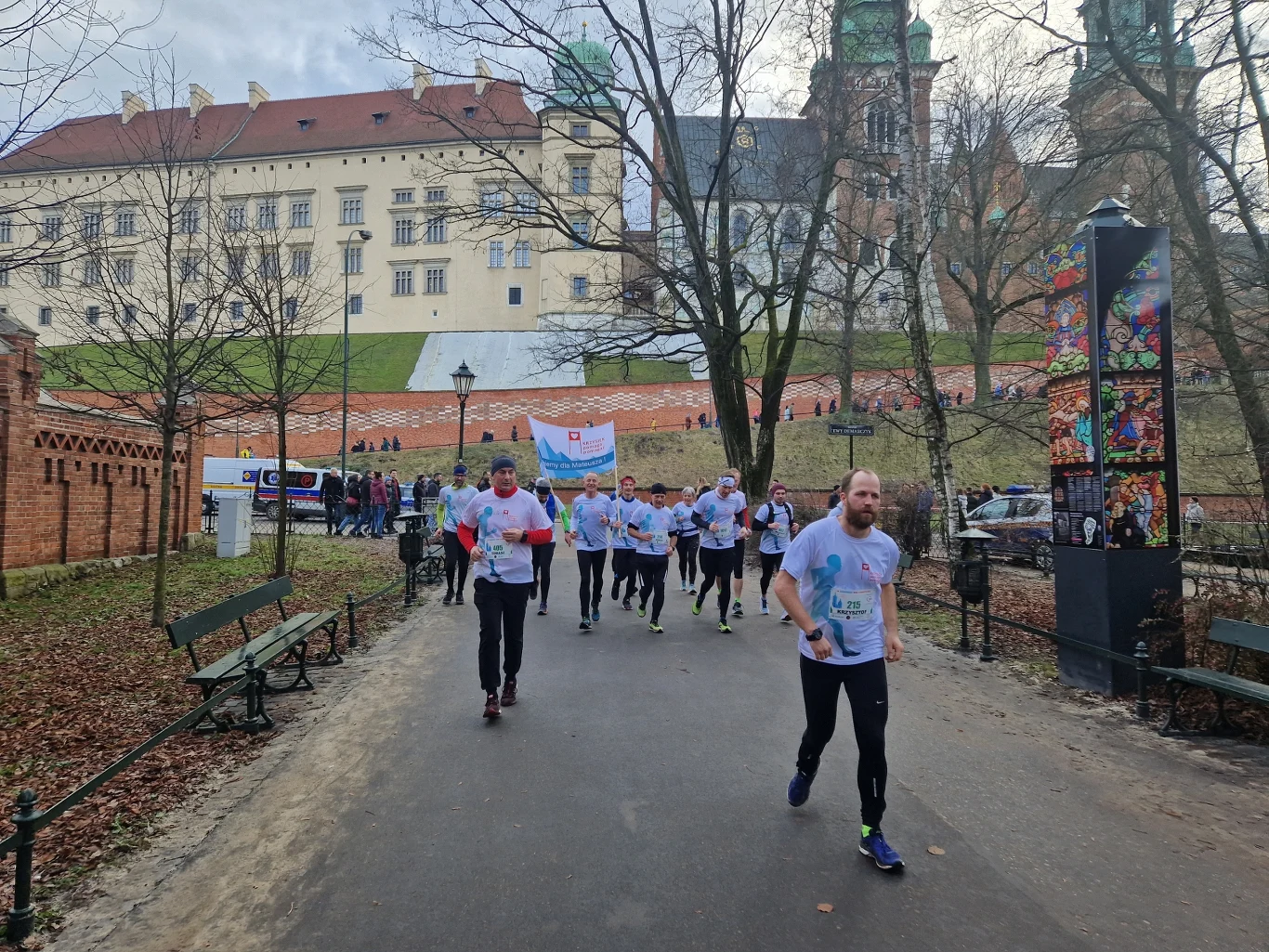 Krzyś Graczyk i jego załoga biegli pod Wawelem dla Mateusza Korneckiego. Fot. Grzegorz Kabała Krzyś Graczyk i jego załoga biegli pod Wawelem dla Mateusza Korneckiego. Fot. Grzegorz Kabała