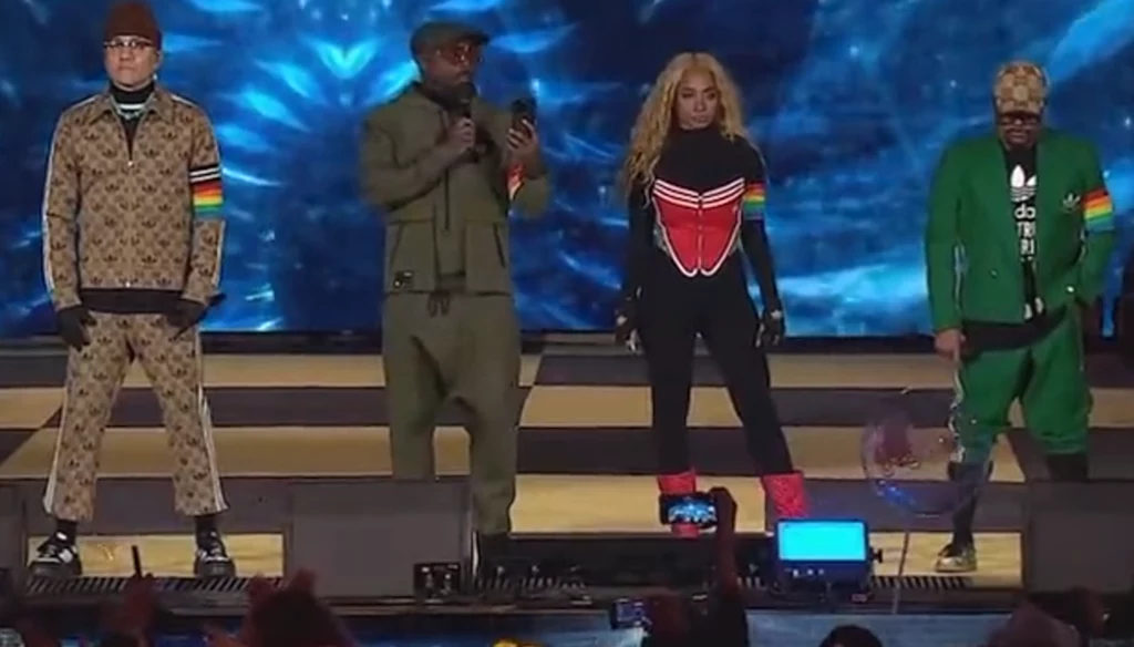 Black Eyed Peas na scenie w tęczowych opaskach Black Eyed Peas na scenie w tęczowych opaskach