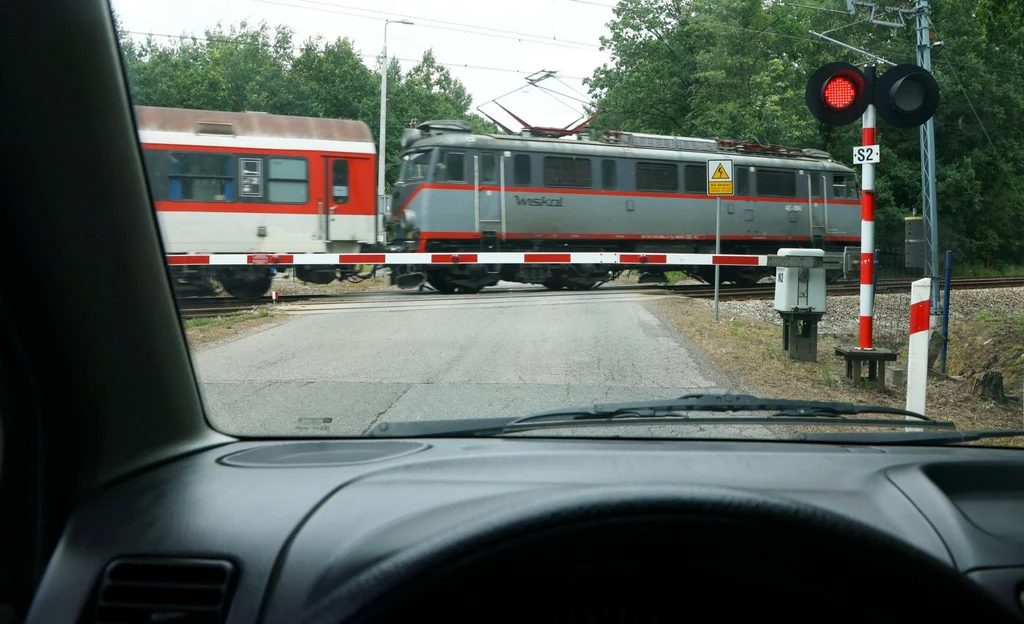 Z telefonu nie można korzystać również w czasie postoju przy zamkniętym przejeździe kolejowym.