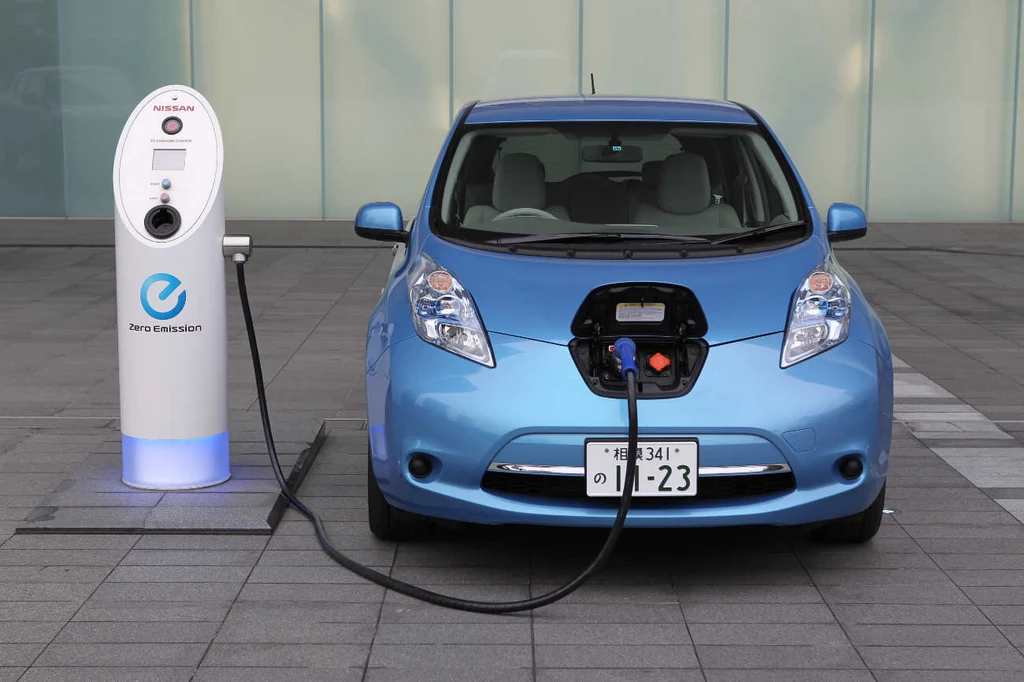 Rozpędzony do prędkości maksymalnej 11-letni Nissan Leaf przejechał niecałe 35 km zanim skończył się prąd