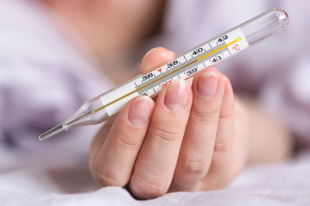 Z gorączką należy niezwłocznie zgłosić się lekarza, jeśli towarzyszą jej drgawki, wysypka, zaburzenia świadomości czy sztywność karku Z gorączką należy niezwłocznie zgłosić się lekarza, jeśli towarzyszą jej drgawki, wysypka, zaburzenia świadomości czy sztywność karku