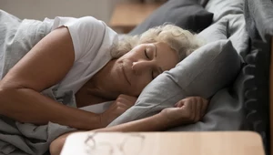 Spanie na boku pozytywnie wpływa na zdrowie. Na której stronie lepiej się kłaść?