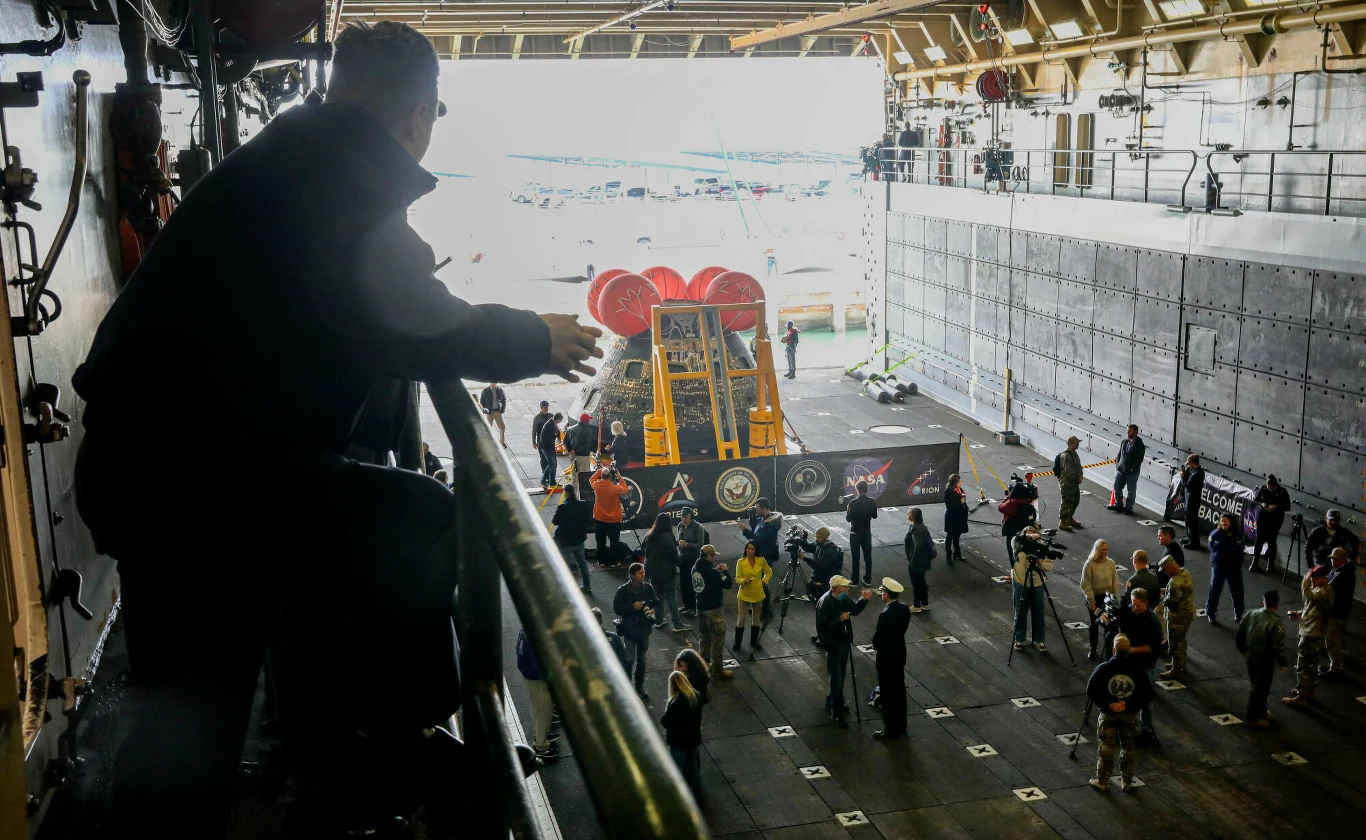 Statek kosmiczny Orion 1 po wodowaniu trafił na pokład okrętu USS Portland Statek kosmiczny Orion 1 po wodowaniu trafił na pokład okrętu USS Portland