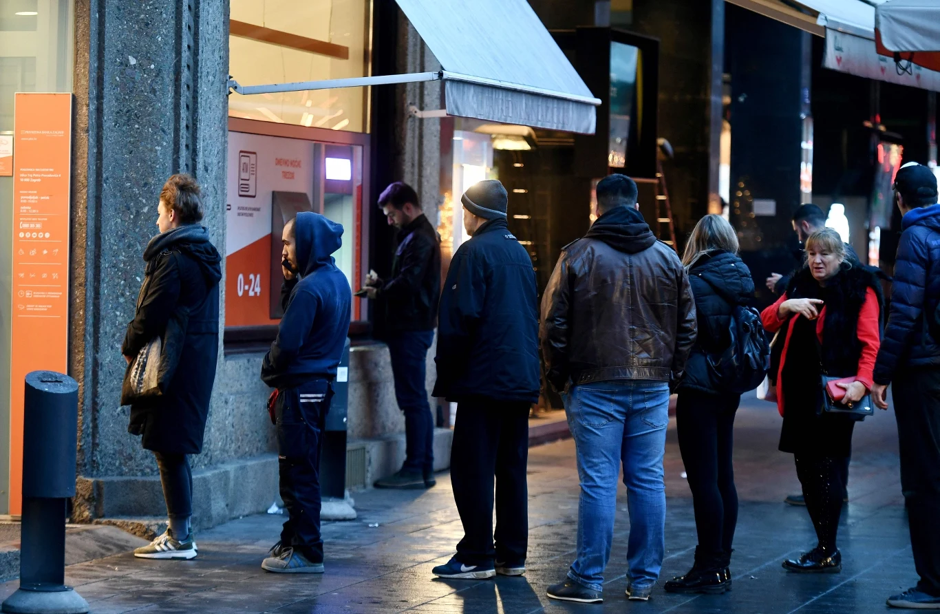 Kolejki po nową walutę 