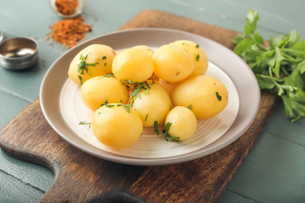 Zjedzenie niewłaściwie przechowywanych ugotowanych ziemniaków może wywołać problemy z żołądkiem